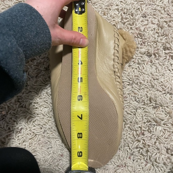 Hand beaded moccasins - Picture 10 of 10